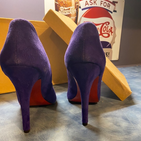 Louis Vuitton purple stilettos. - Picture 2 of 6